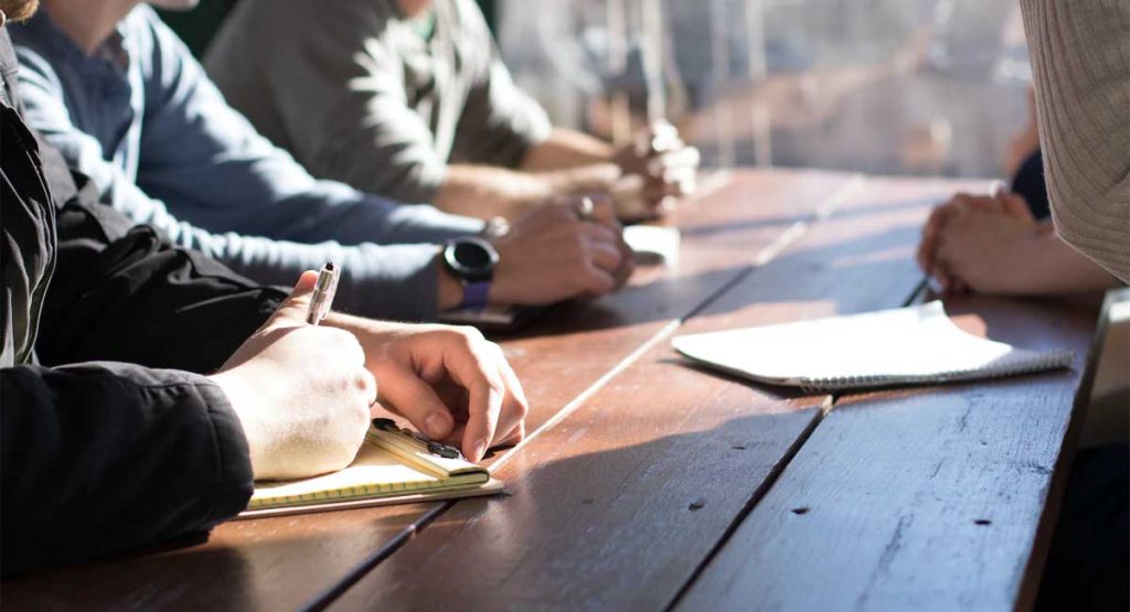 pessoas reunidas para fazer o registro do contrato de imóvel